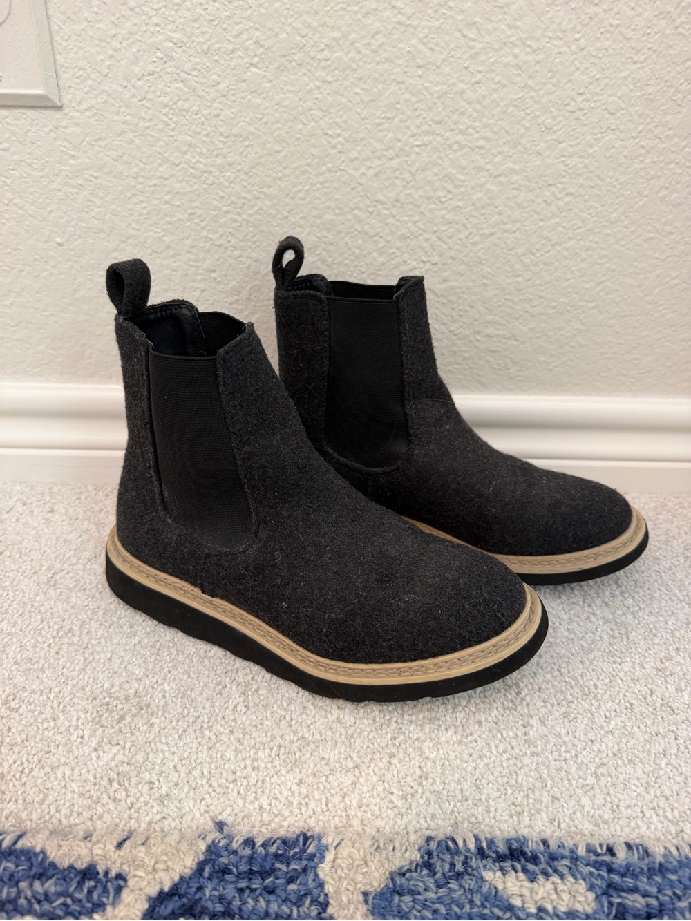 chelsea boots black felt